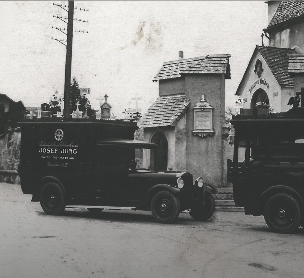 Autos der Bestattung Jung im Jahr 1930